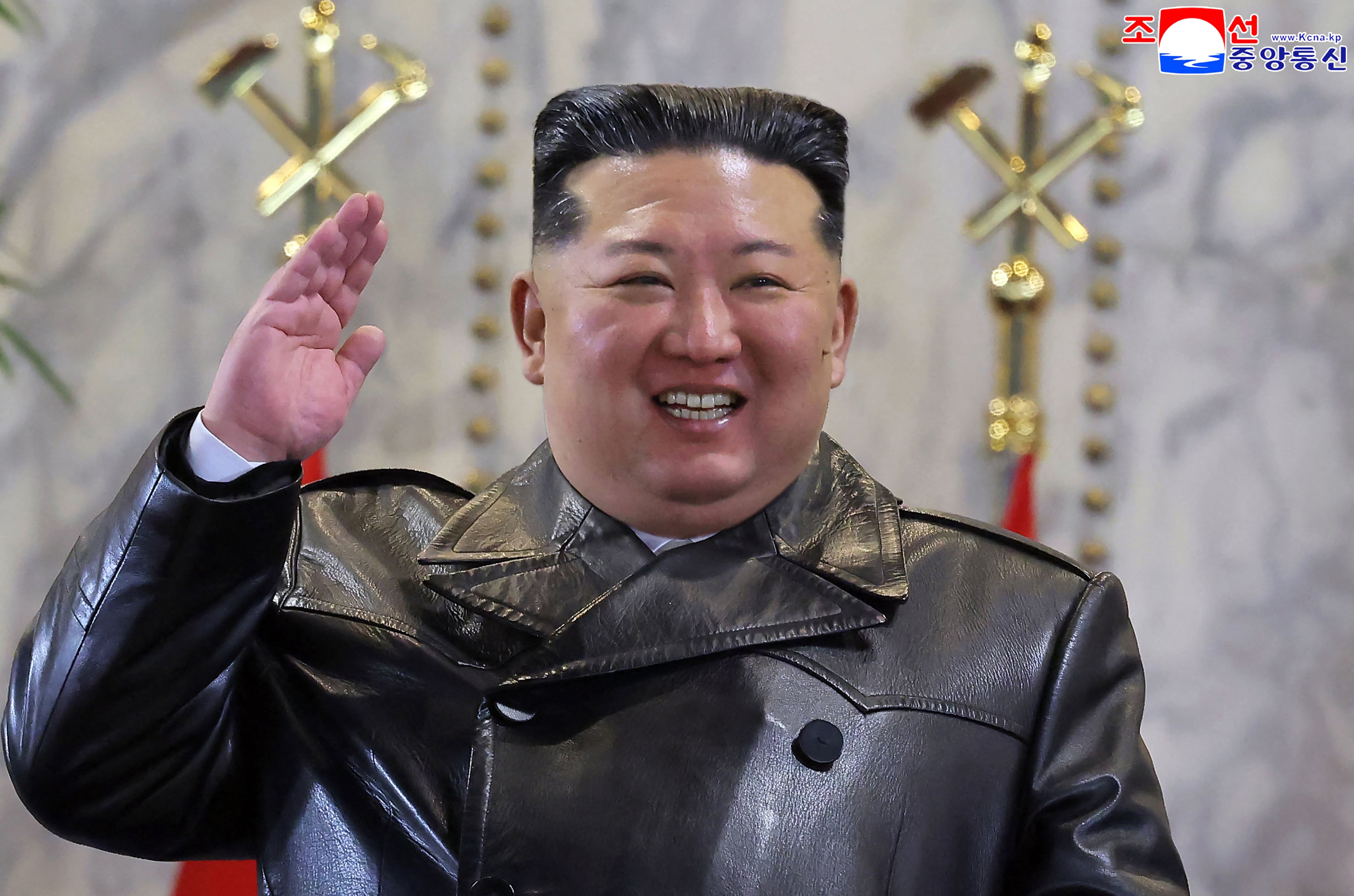 El líder de Corea del Norte, Kim Jong-un, asistiendo al desfile militar para conmemorar el IX Congreso del Partido de los Trabajadores de Corea en la Plaza Kim Il-sung de Pyongyang. (Foto de KCNA VÍA KNS / AFP).