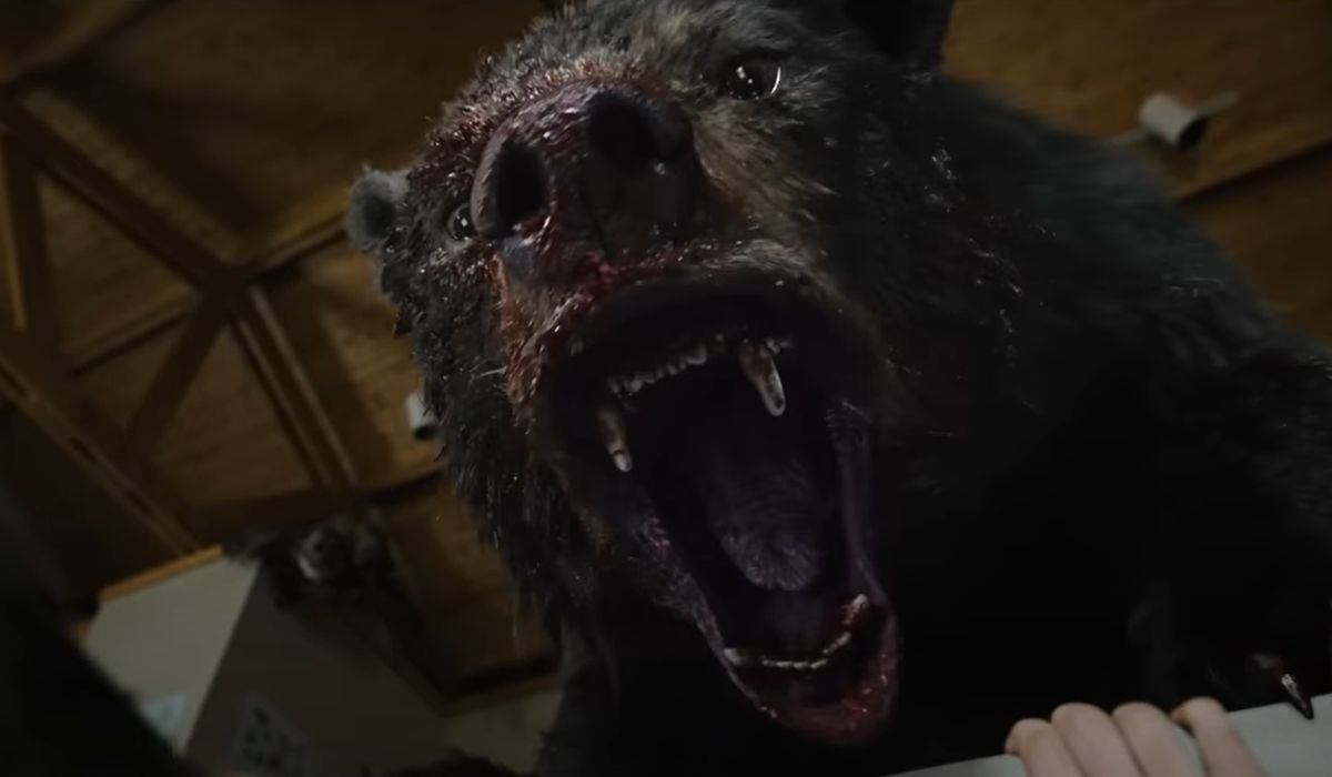 "Cocaine Bear" está inspirada en la historia real de un oso negro estadounidense que ingirió una bolsa llena de cocaína en 1985 (Foto: Universal Pictures)