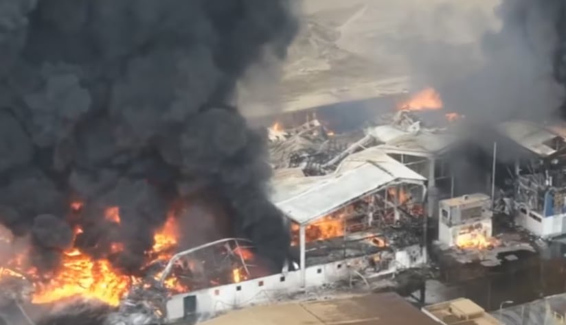 El incendio ocurre en una de las zonas empresariales más importantes de Lurín, donde operan diversas compañías industriales y de almacenamiento. (Foto: Captura América Noticias)
