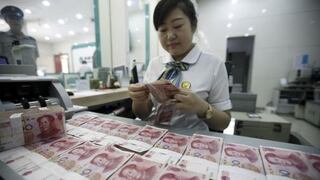 China redobla esfuerzos para estabilizar al yuan y acciones siguen frágiles