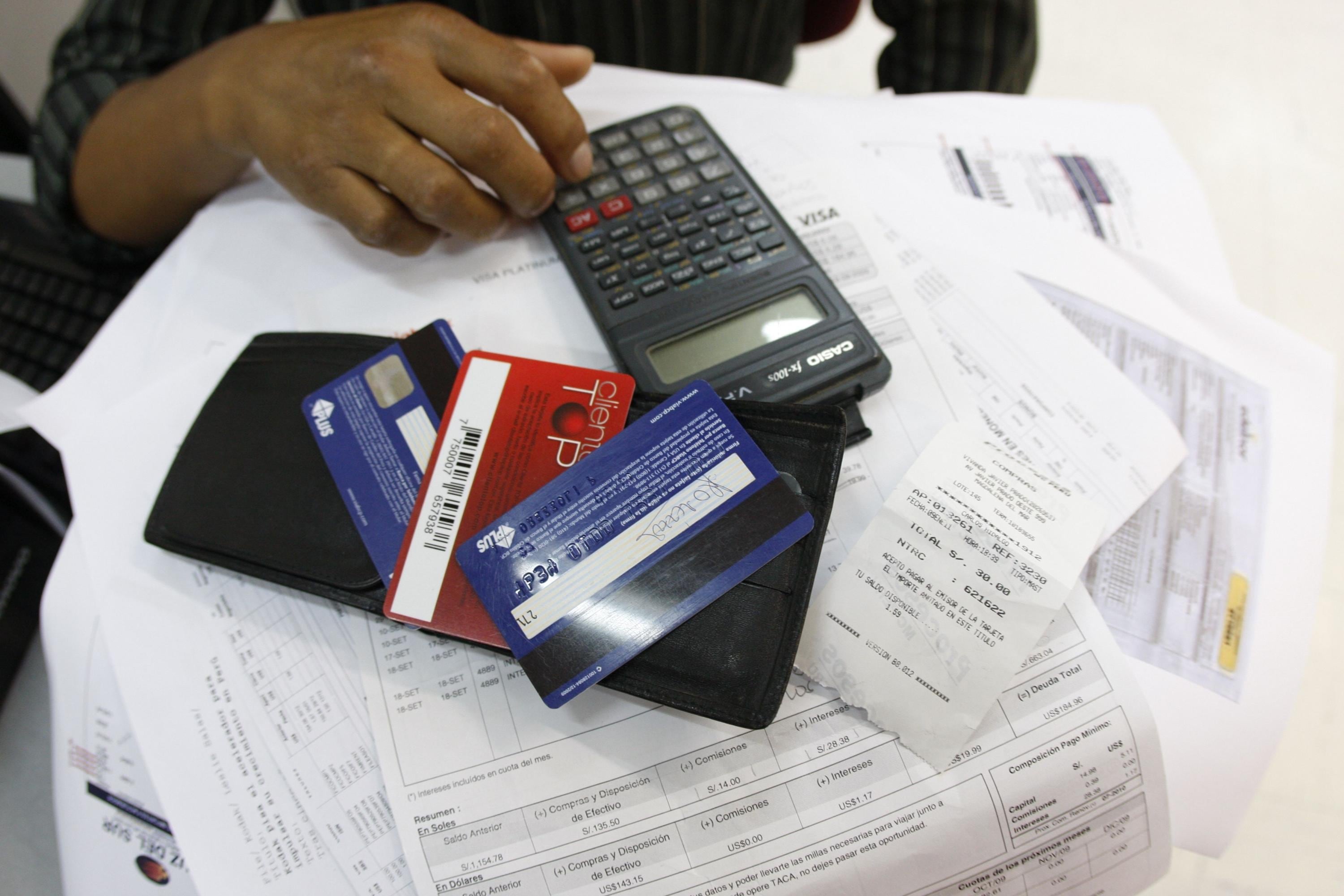 Las tasas de interés de las tarjetas de crédito es mayor al 70% anual en promedio en la banca. (Foto: GEC)