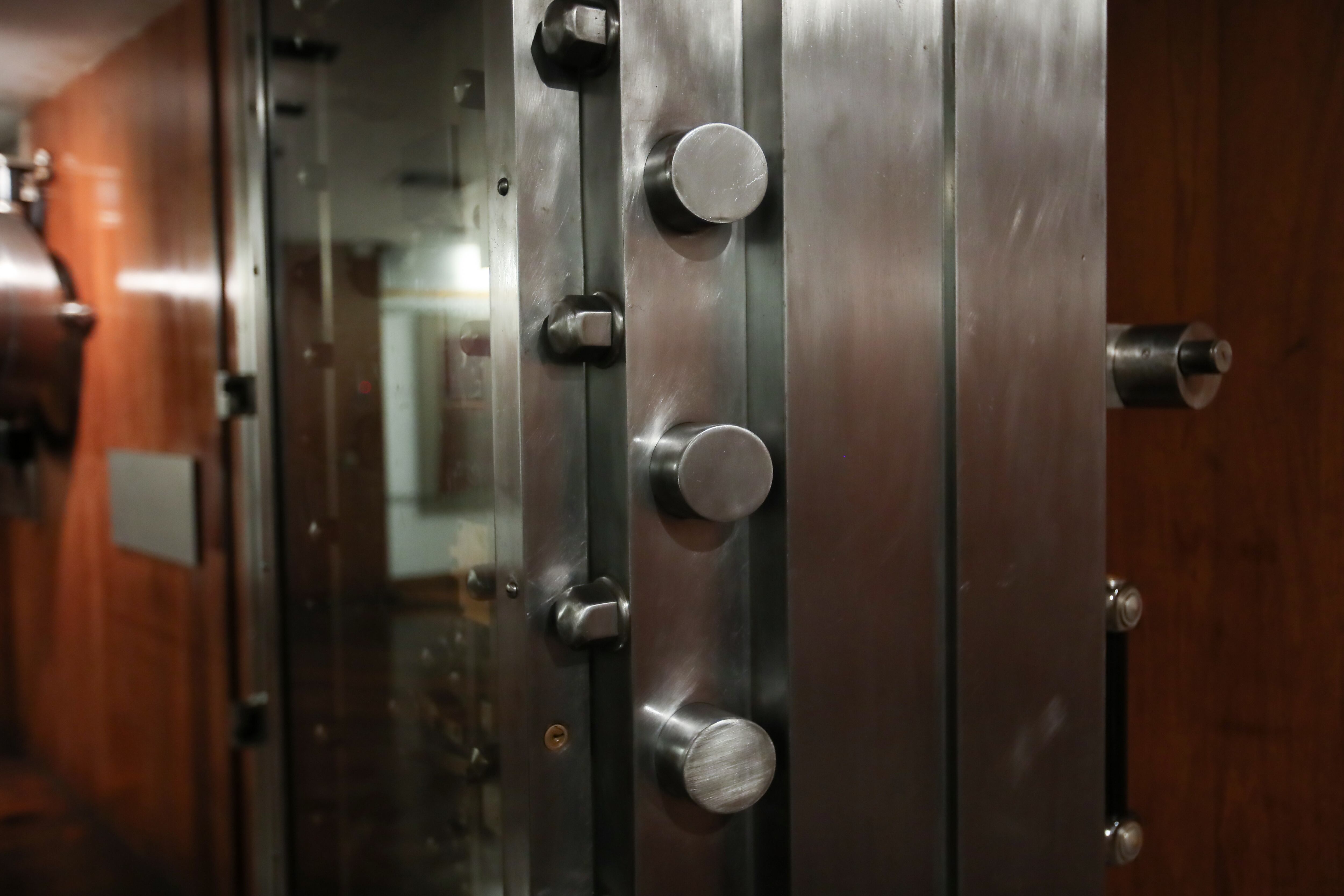 La puerta de la bóveda incorpora múltiples cerrojos, una estructura secreta de seguridad y capacidad para resistir fuego y dinamita. (Foto: Jesús Saucedo / @photo.gec)
