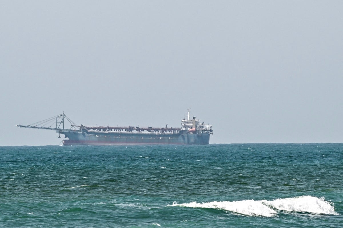 Un buque se encuentra anclado frente a la costa de Sharjah, en los Emiratos Árabes Unidos, el 21 de mayo de 2026. (Foto: AFP)