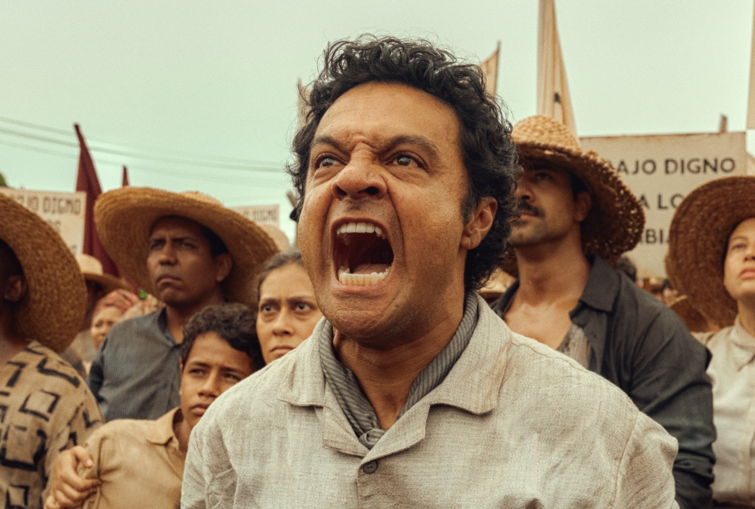 Julián Román como José Arcadio Segundo en una escena de la temporada 2 de la serie colombiana "Cien años de soledad" (Foto: Netflix)