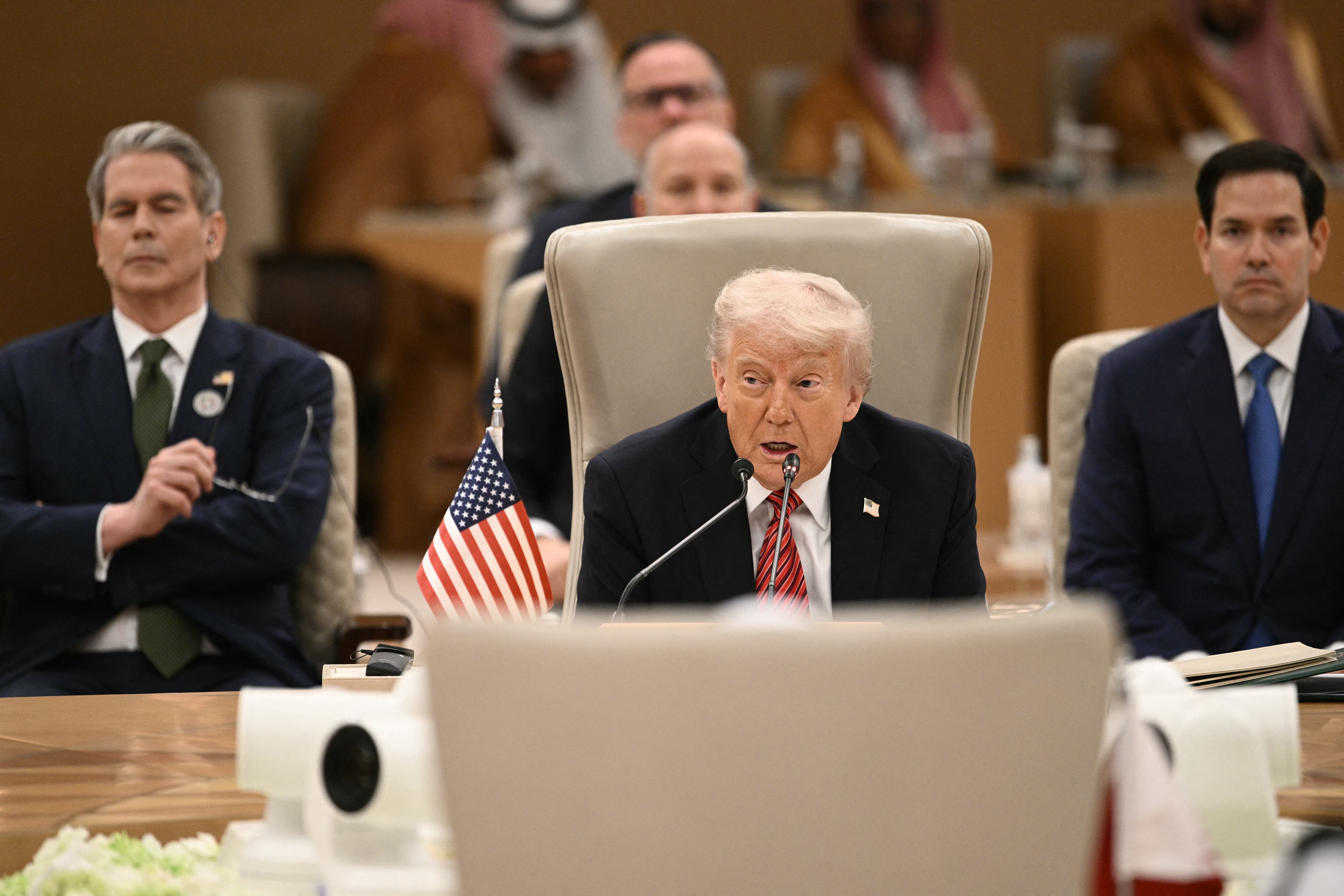 El presidente de Estados Unidos, Donald Trump, se dirige a los líderes del Golfo Pérsico del Consejo de Cooperación del Golfo (CCG) en Riad, el 14 de mayo de 2025. (Foto: Brendan SMIALOWSKI / AFP).