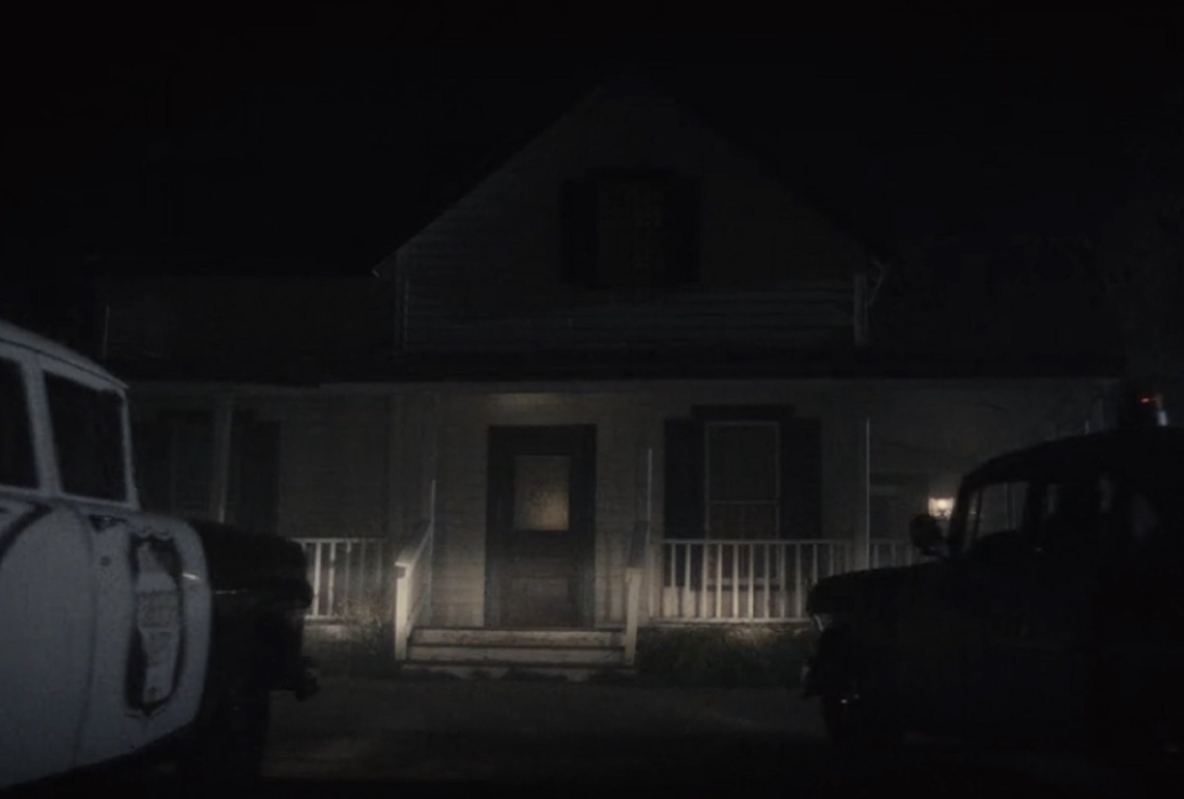 La policía llega a la granja de Ed Gein en el episodio 8 de la serie antológica "Monster: The Jeffrey Dahmer Story" (Foto: Netflix)