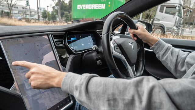 Tesla llamará a revisión a más de 120,000 vehículos en EE.UU.
