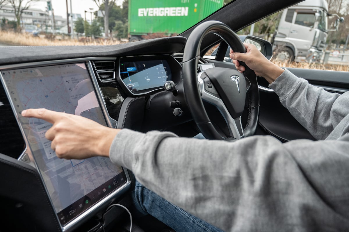 La llamada a revisión afecta a los vehículos Model S y Model X 2021-2023, ya que las unidades no cumplen con ciertas normas federales de seguridad para la protección contra impactos laterales. (Foto: AFP)