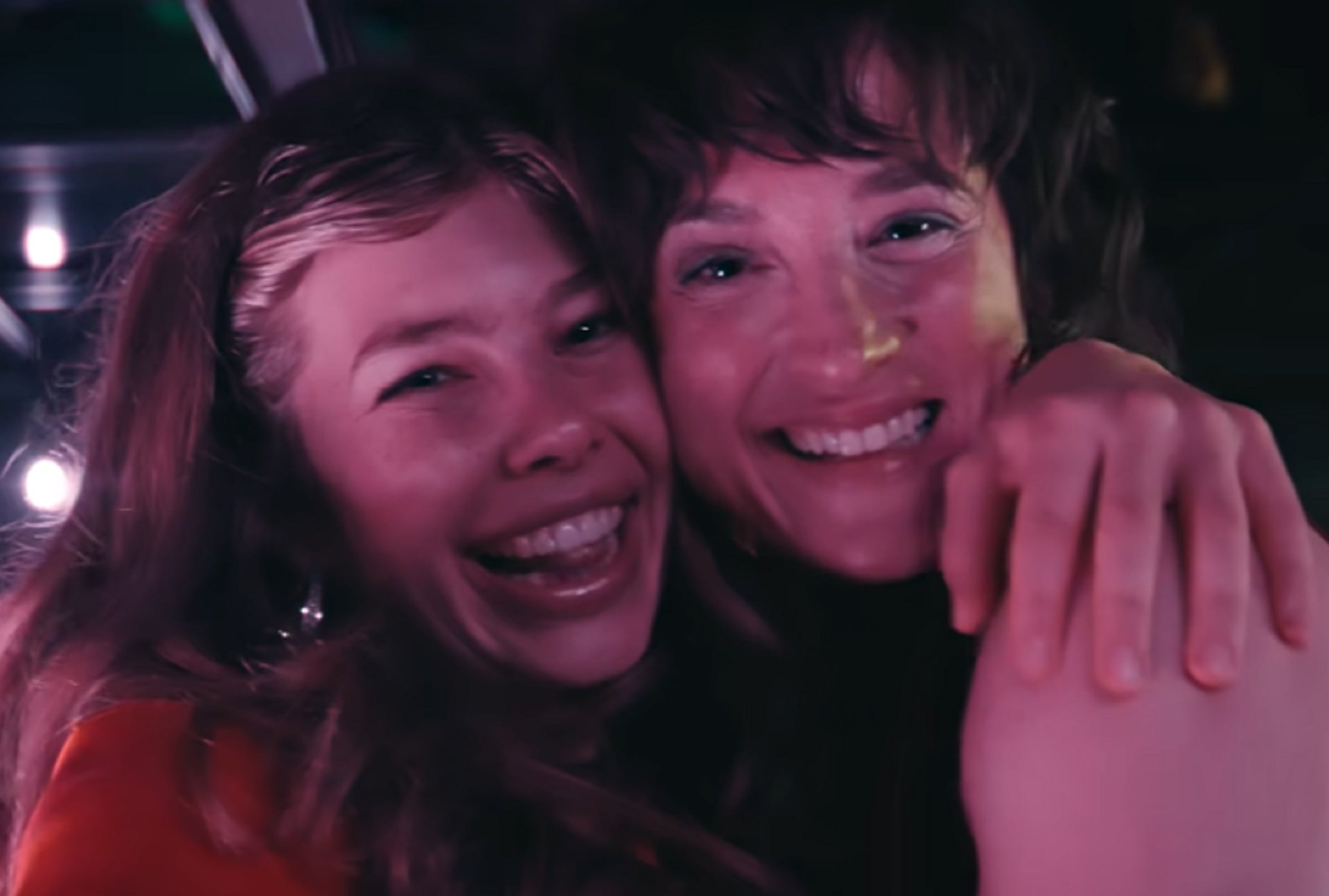 Lisa Konrad (Friederike Becht) recuerda a su amada hermana en esta escena de la miniserie alemana "La trampa", que se estrena el 13 de octubre (Foto: Netflix)