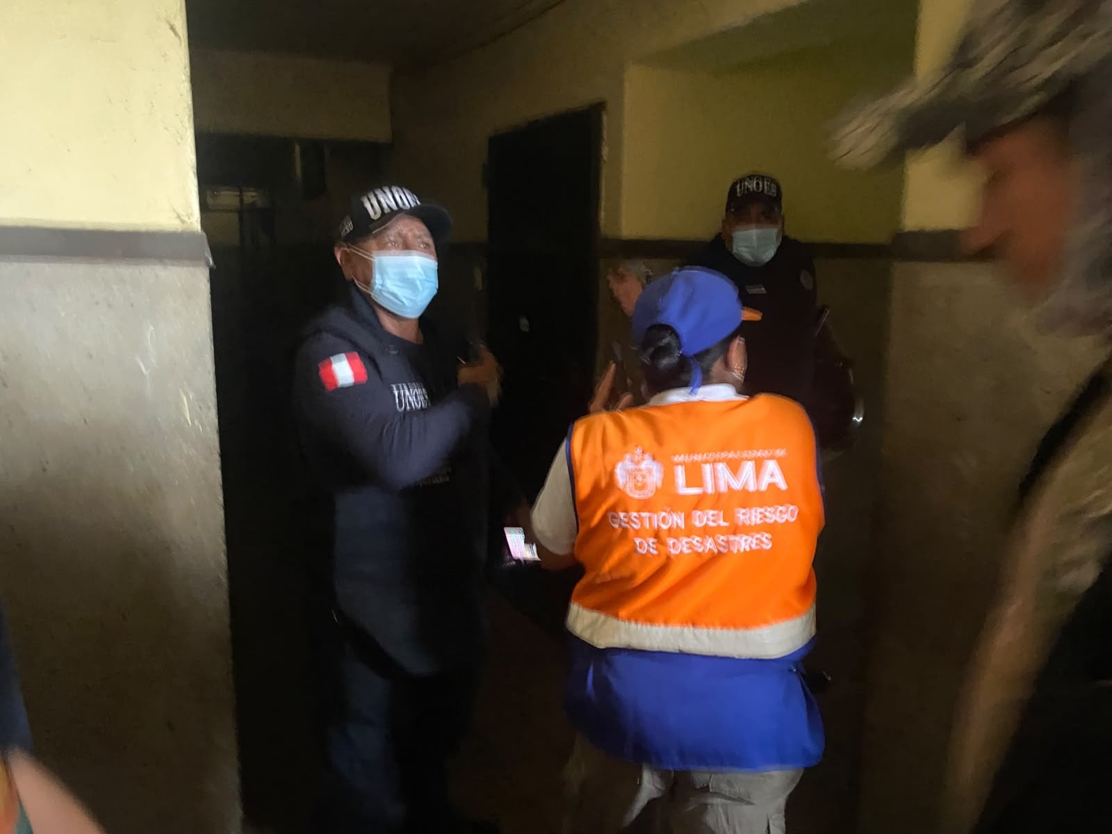 Evacuacion de viviendas en Jr. Andahuaylas tras incendio en el Barrio Chino. Foto: MML