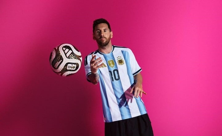Adidas es patrocinador del Mundial 2026 y hace unos días presentó la nueva Trionda, que será la pelota que se utilizará desde las semifinales del torneo. En las fases previas se utilizó otra versión más colorida, aunque la tecnología es la misma. (Fuente: Adidas)