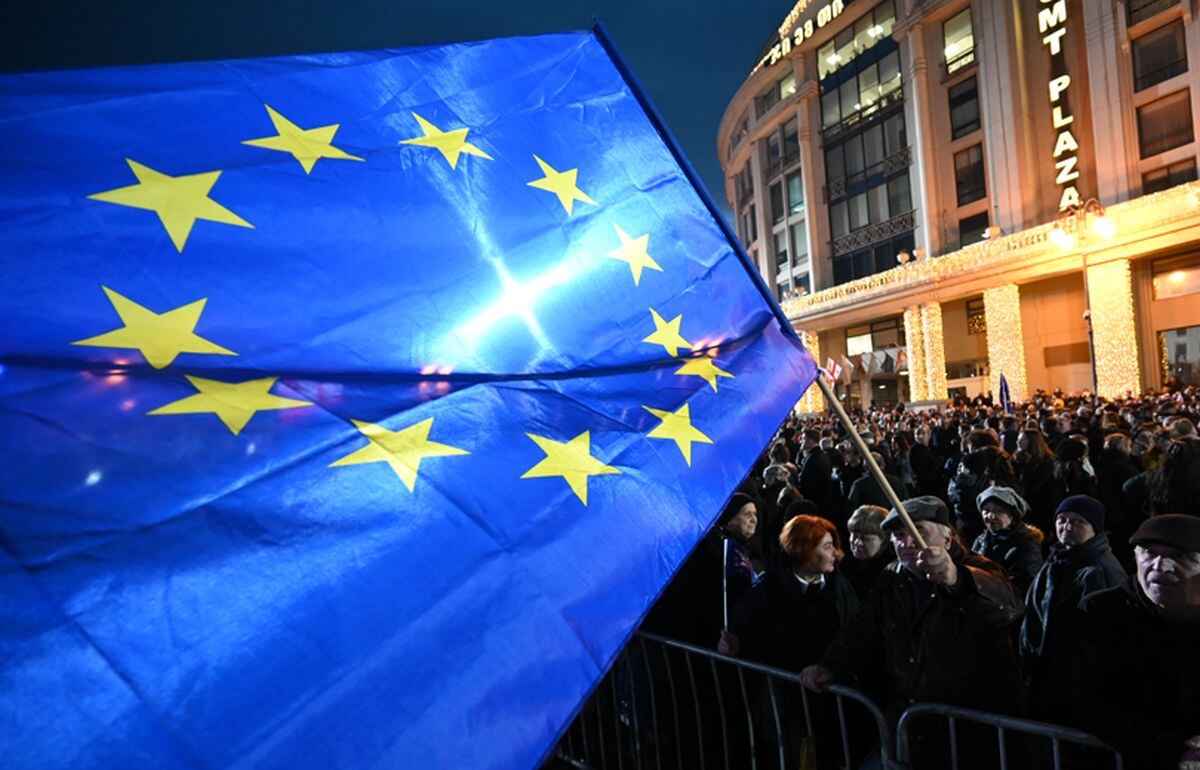 La Unión Europea pide una nueva verificación independiente de las actas electorales, de ser posible por una entidad de reputación internacional.| Foto: Vano SHLAMOV / AFP