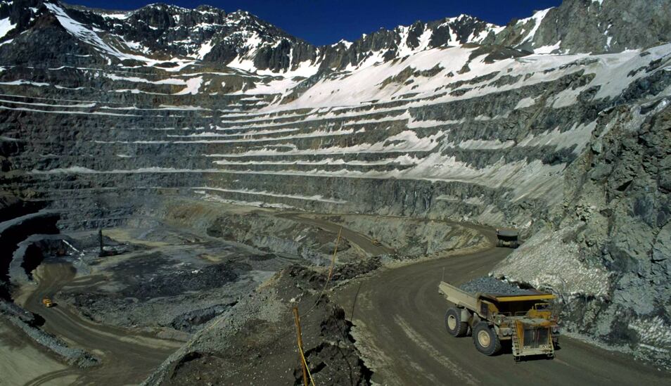 El Teniente. Situada en la cordillera de los Andes de Chile, El Teniente produce 432,000 toneladas de cobre al año, lo que la convierte en la mina subterránea más grande del mundo y la sexta mayor mina de cobre por reservas.