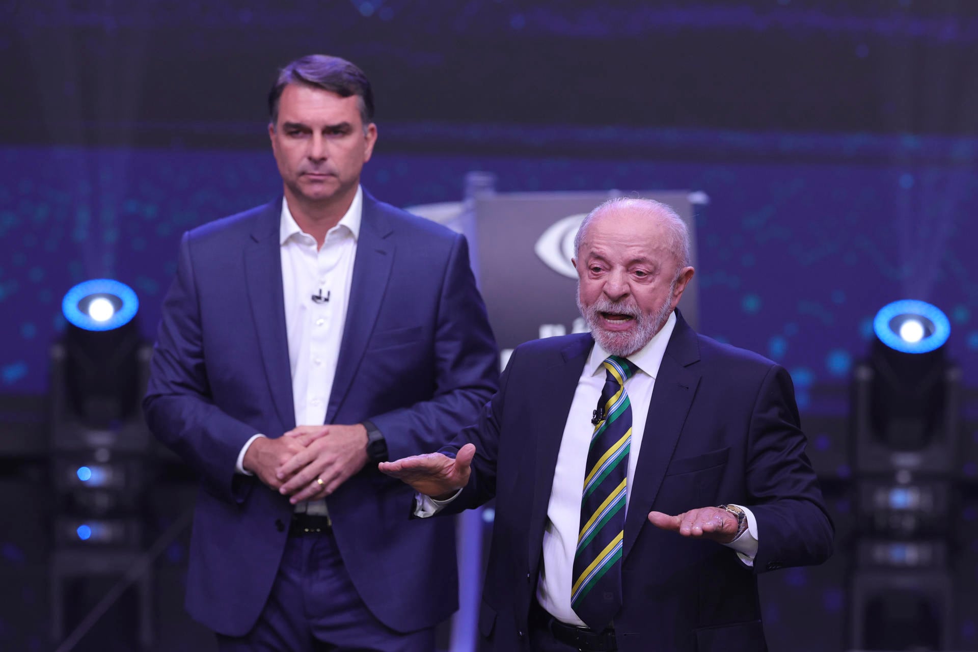 Lula y Bolsonaro protagonizaron un tenso cruce de acusaciones de corrupción en el primer cara a cara entre ambos por televisión con miras a la segunda vuelta de las elecciones presidenciales del próximo domingo. (EFE/ Sebastiao Moreira)