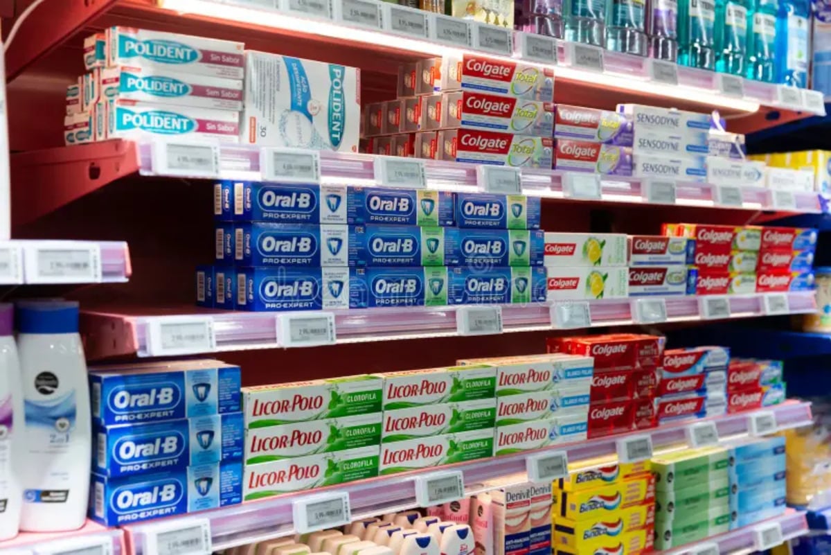 En Brasil, Venezuela y Argentina ya se prohibió la comercialización de línea de Colgate que emplea fluoruro de estaño. Foto: Dreamstime