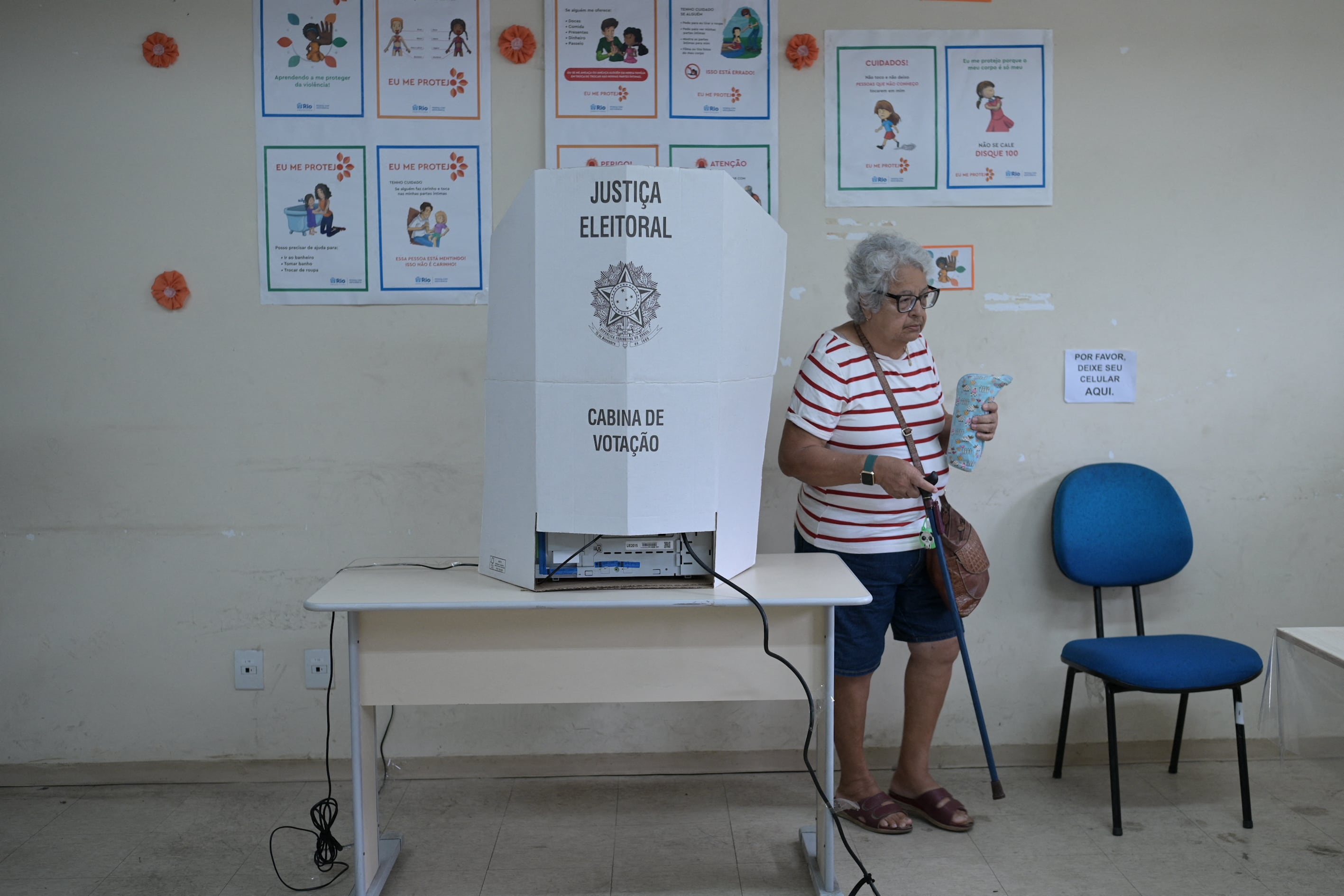 Una mujer vota durante la segunda vuelta de las elecciones presidenciales en Brasil, el 25 de octubre de 2026. (Foto de TERCIO TEIXEIRA / AFP).