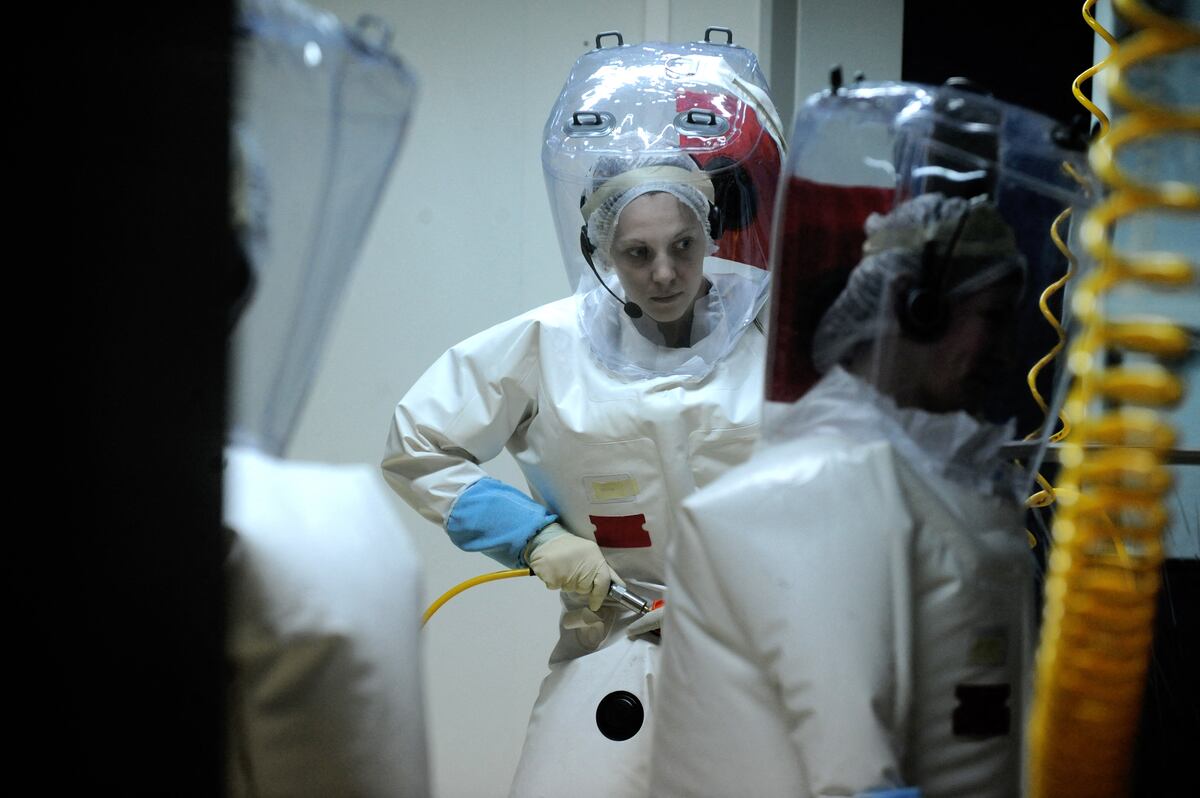 Personal sanitario debe usar trajes de protección personal para tratar y analizar las muestras del virus de Marburg (Foto: Jean-Philippe KSIAZEK / AFP)