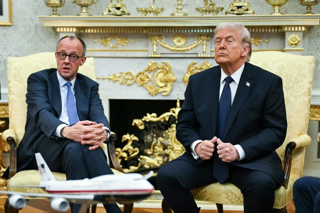 El presidente estadounidense Donald Trump se reunió con el canciller alemán Friedrich Merz en el Despacho Oval de la Casa Blanca en Washington, D.C., el 3 de marzo de 2026. El canciller Merz fue el primer líder europeo en visitar al presidente Trump desde que Estados Unidos e Israel iniciaron la guerra contra Irán. (Foto de Andrew Caballero-Reynolds / AFP)