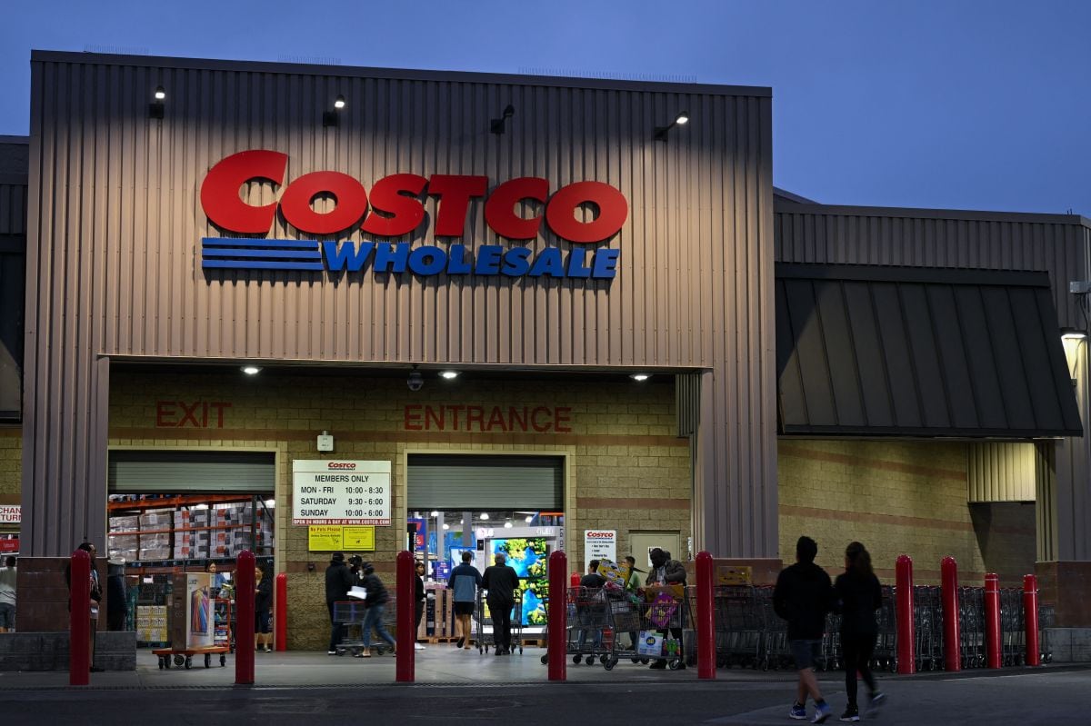 Clientes ingresan a una tienda de Costco Wholesale Corp. en Hawthorne, California, el 12 de junio de 2024 (Foto: Patrick T. Fallon / AFP)