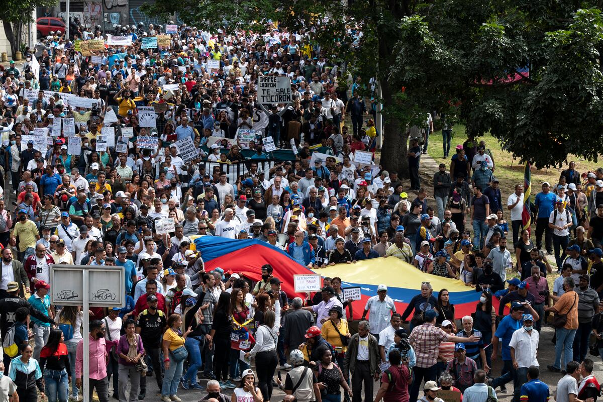 Opositores al gobierno del presidente venezolano Nicolás Maduro realizan una manifestación exigiendo una nivelación de los salarios en línea con la creciente inflación y el alto costo de la canasta básica familiar en Caracas el 23 de enero de 2023. (Foto de Yuri CORTEZ / AFP)