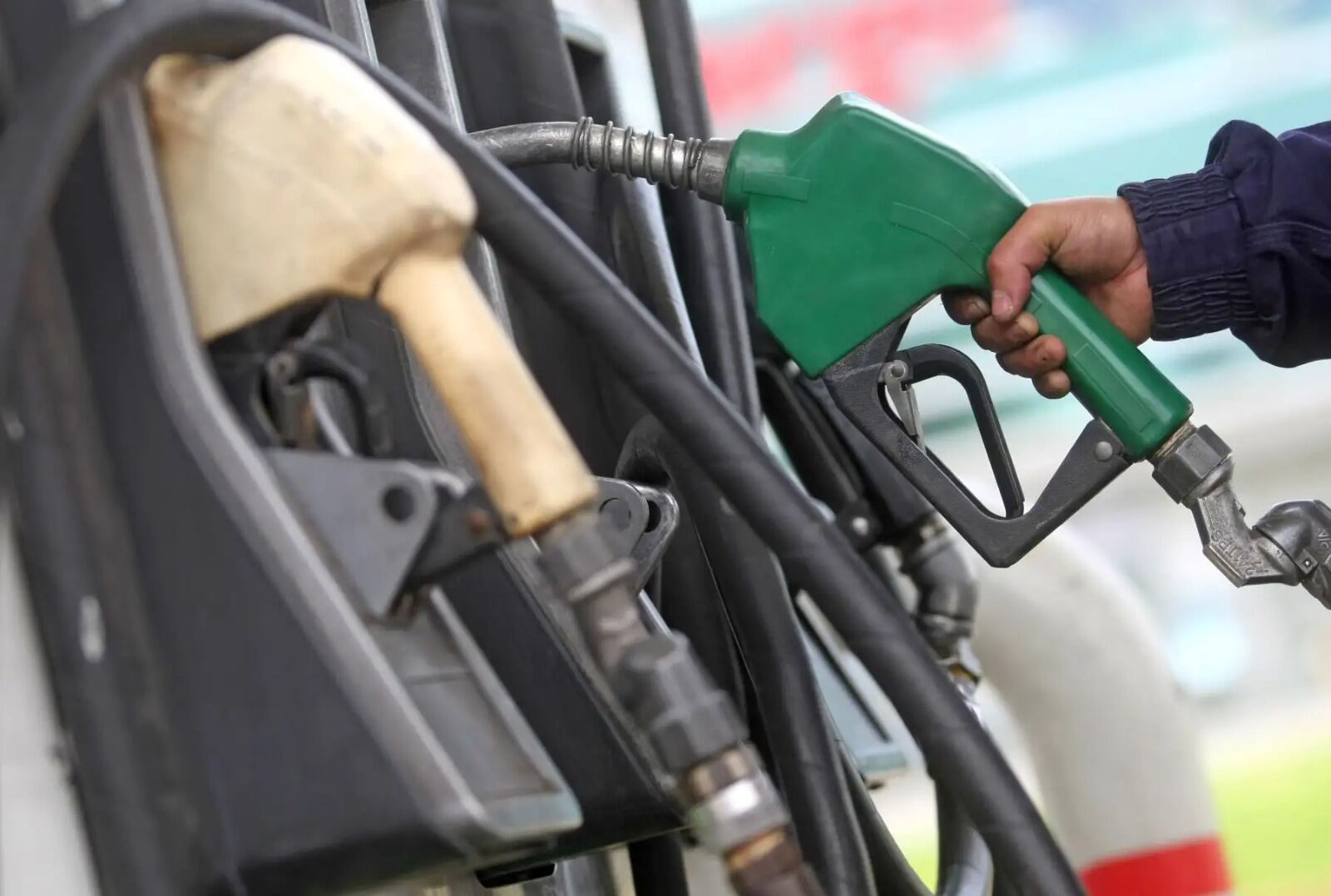 Como parte de las medidas económicas que desarrollarán, el Gobierno de Keiko Fujimori prepara un fondo para estabilizar precios de combustibles ante el incremento de precios del petróleo.
Imagen: Andina