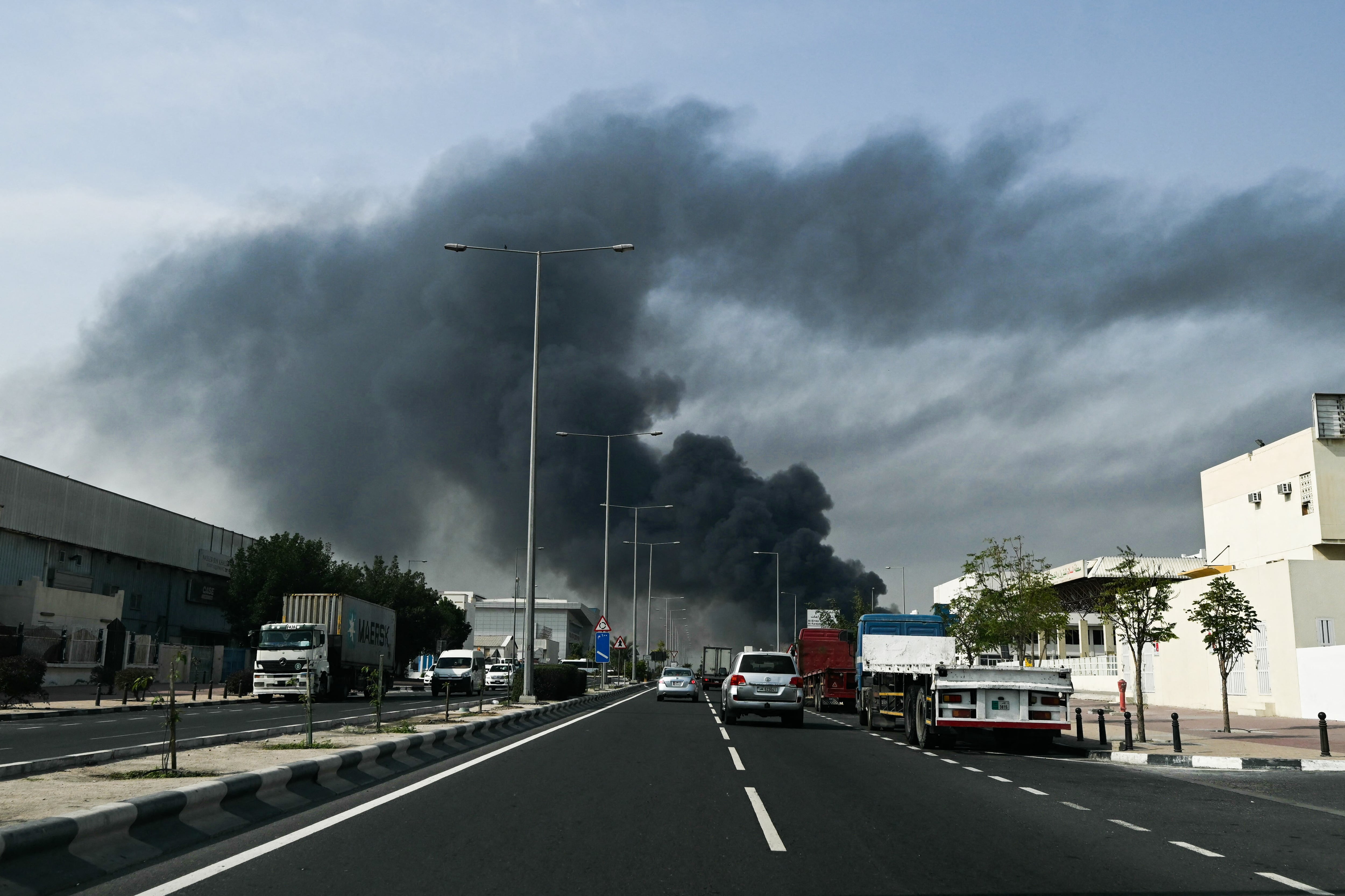 El 1 de marzo de 2026, una columna de humo que se elevaba tras un presunto ataque de Irán en el distrito industrial de Doha, en Qatar. (Foto de Mahmud HAMS / AFP).