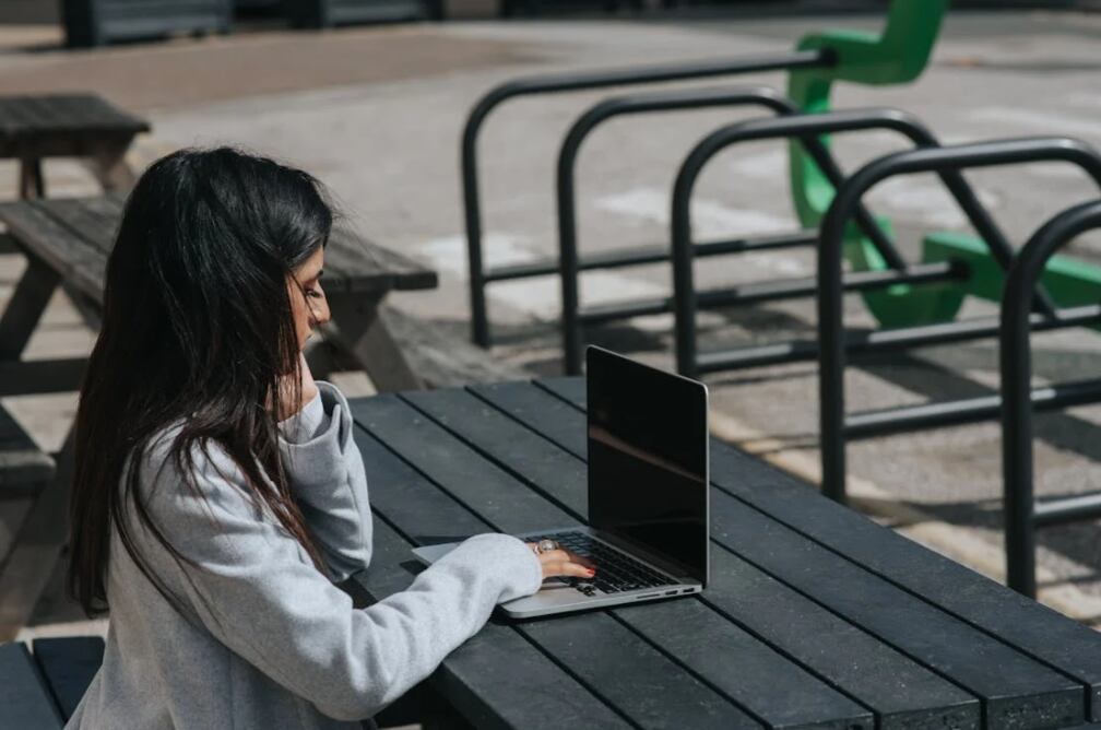 ¿Qué carreras registran mayor dificultad para que sus egresados se desempeñen como nómadas digitales? (Foto: Pexels)