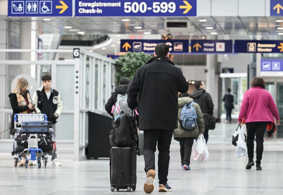 Viajeros en el Aeropuerto Internacional Pierre Elliott Trudeau (YUL) de Montreal, Quebec, Canadá, el miércoles 20 de diciembre de 2023.