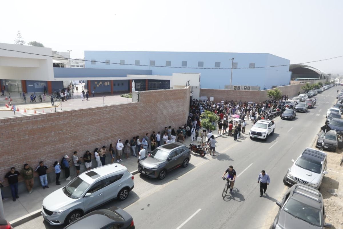 Electores en el colegio Champagnat esperando apertura de mesas. Fotos: Mario Zapata N. / @photo.gec