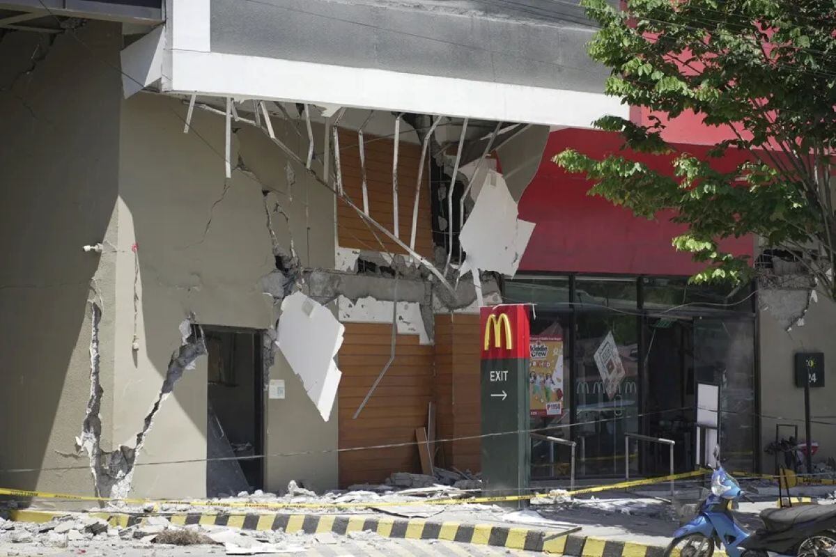 Equipos de emergencia trabajan entre los escombros en Mindanao tras el terremoto de magnitud 7.8 que dejó decenas de fallecidos, heridos y miles de afectados. Foto: EFE.