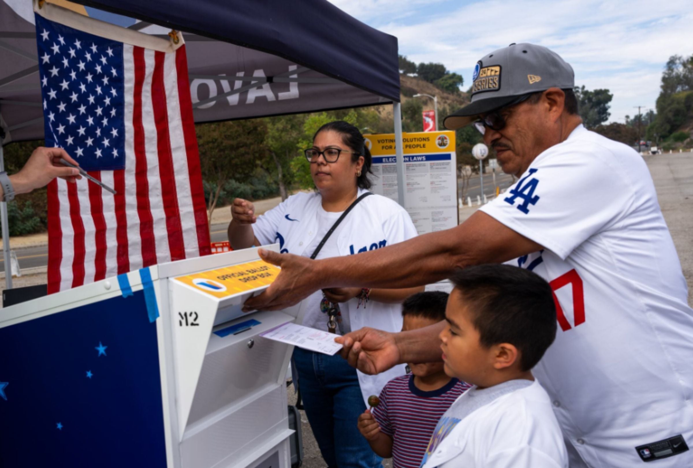 Este domingo 8 de marzo son las Elecciones de Colombia 2026, y cientos de ciudadanos votarán en California. (Foto: Imagen creada por El Comercio Mag usando la IA de Perplexity)
