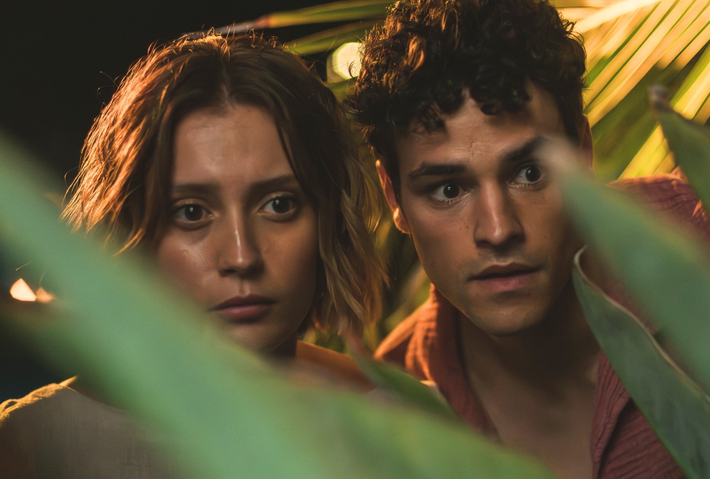 La actriz Ana Garcés como Helena y el actor Tomy Aguilera como Dani en la serie española “Oasis” (Foto: Netflix)