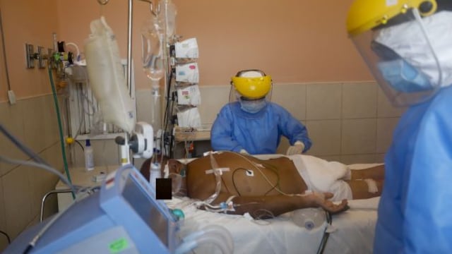 Minsa: 1,236 pacientes con COVID-19 están en cuidados intensivos y con ventilación mecánica