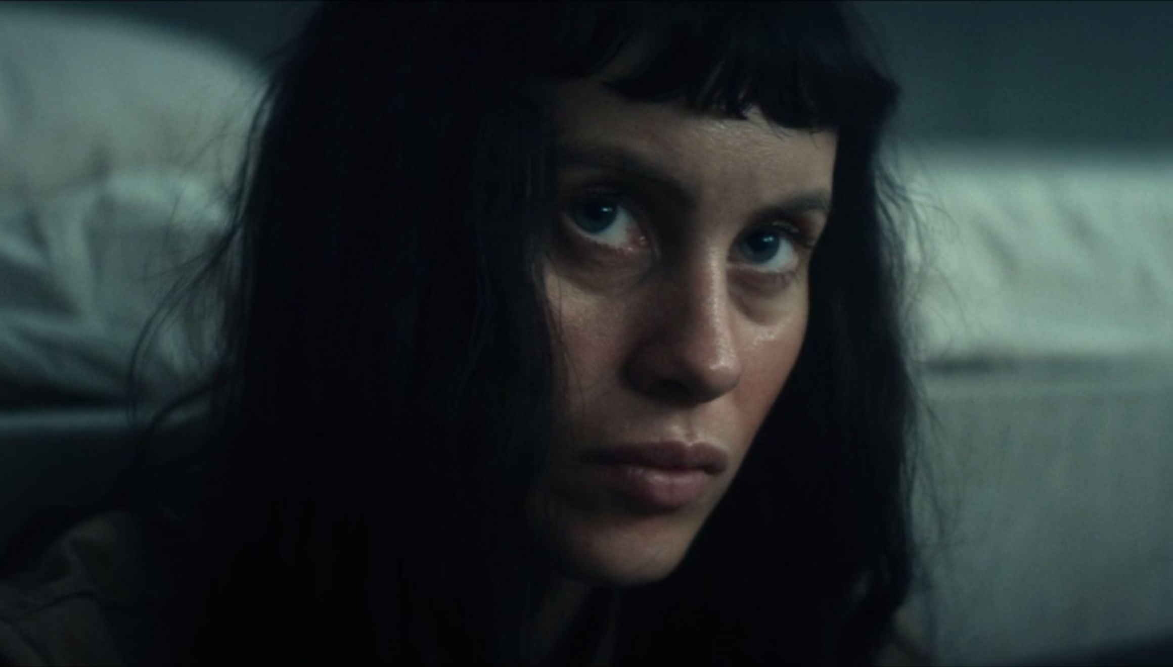 Milena Smit como Perempuán en una escena de la película "El hoyo 2" (Foto: Netflix)