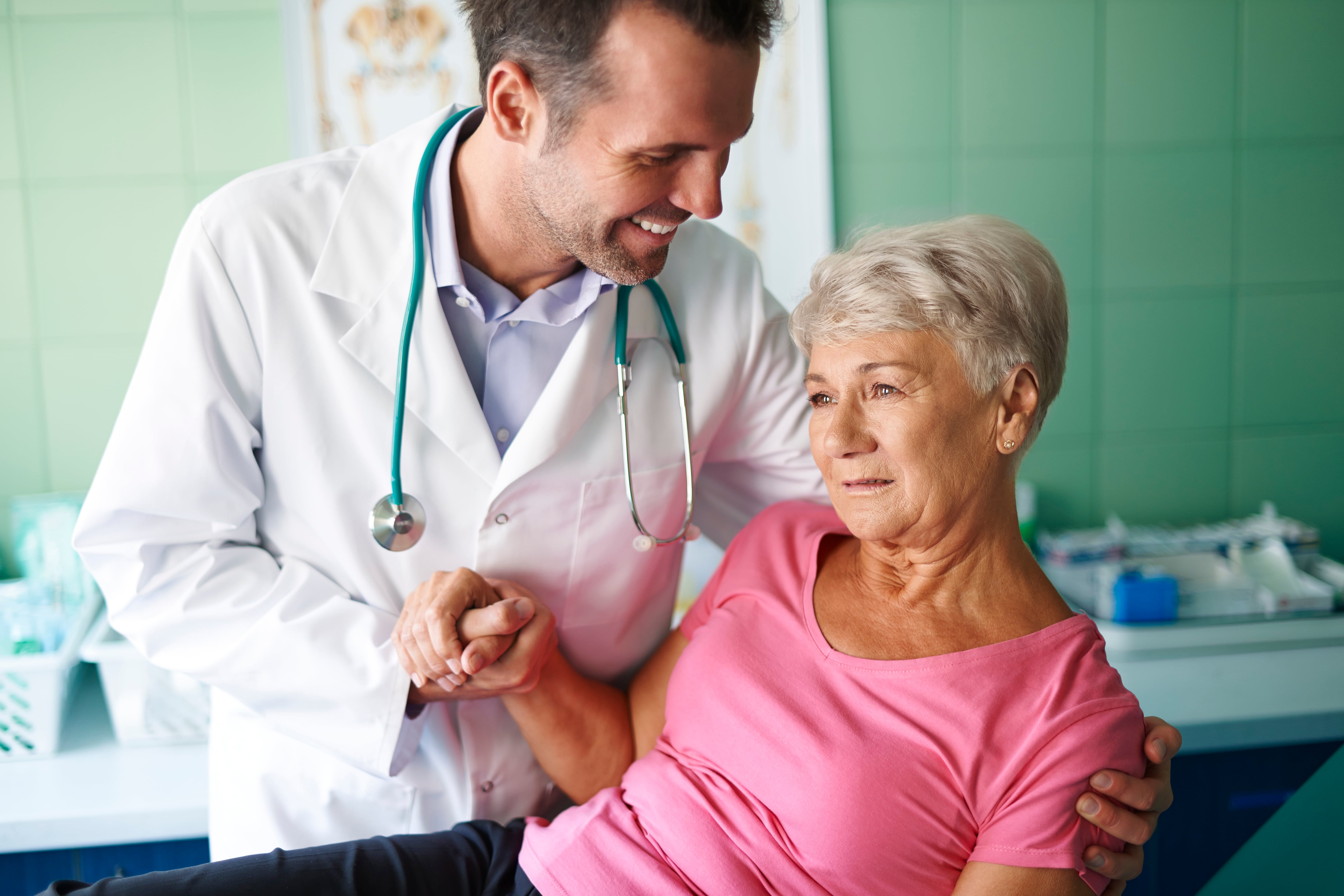 Conforme las personas avanzan en edad pueden aparecer males que necesitan tratamientos constantes (Foto: Magnific)