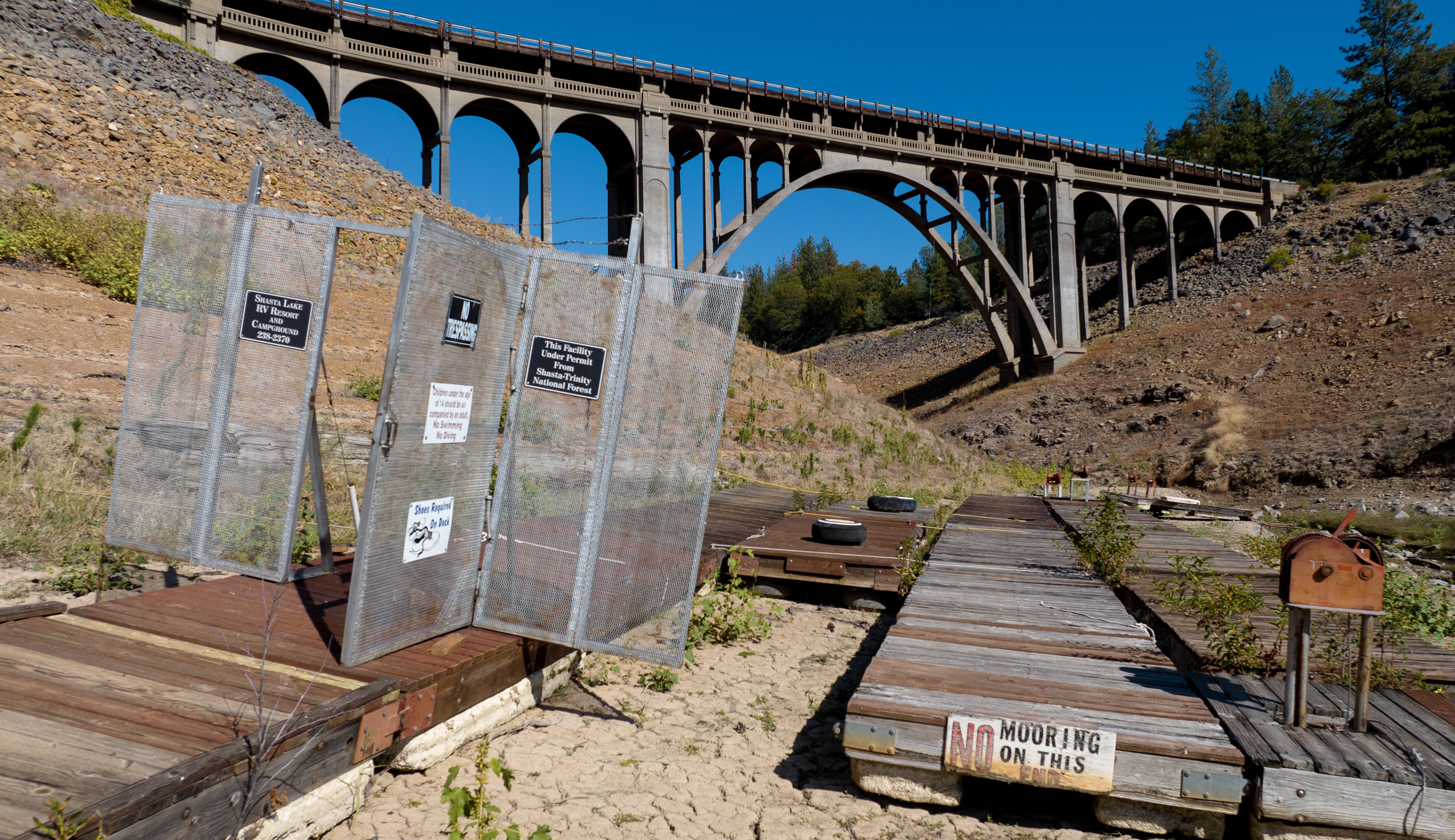 En la imagen, los muelles para barcos que solían flotar en el agua se encuentran en tierra firme a lo largo de una sección del lago Shasta en Lakehead, California, en octubre de 2022. Al momento de la foto, el lago Shasta se encontraba al 32% de su capacidad (Foto: AFP)