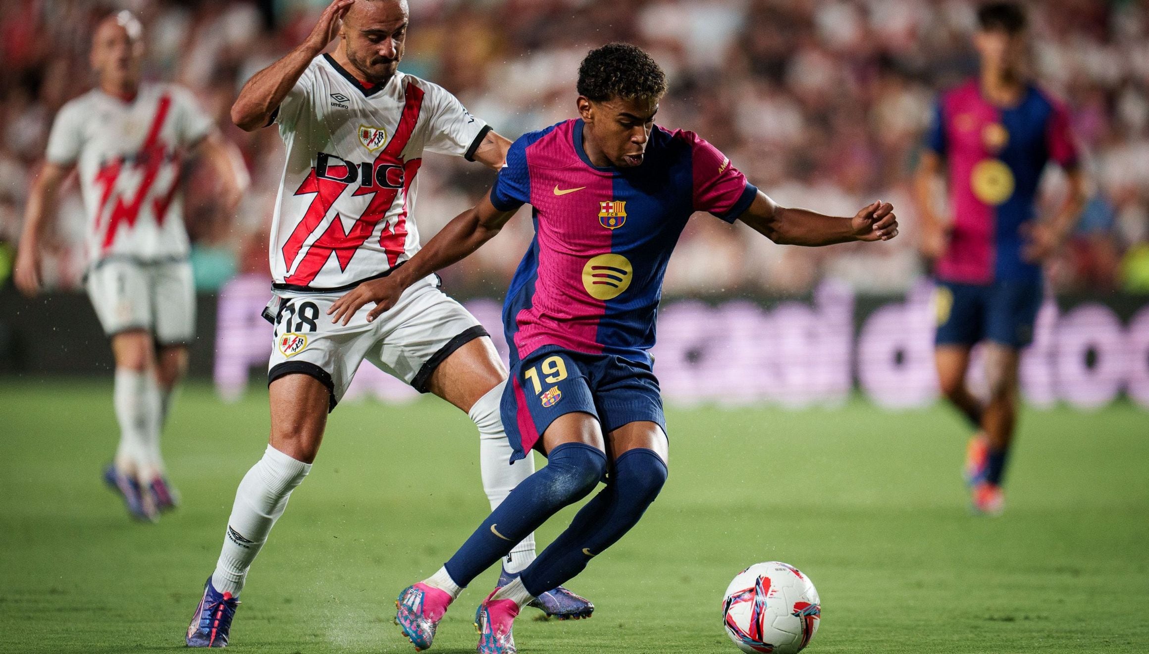 Lamine Yamal disputa un balón durante el encuentro en el que Barcelona venció 2-1 a Rayo Vallecano el 27 de agosto de 2024 por la Jornada 3 de LaLiga. | Crédito: fcbarcelona.es