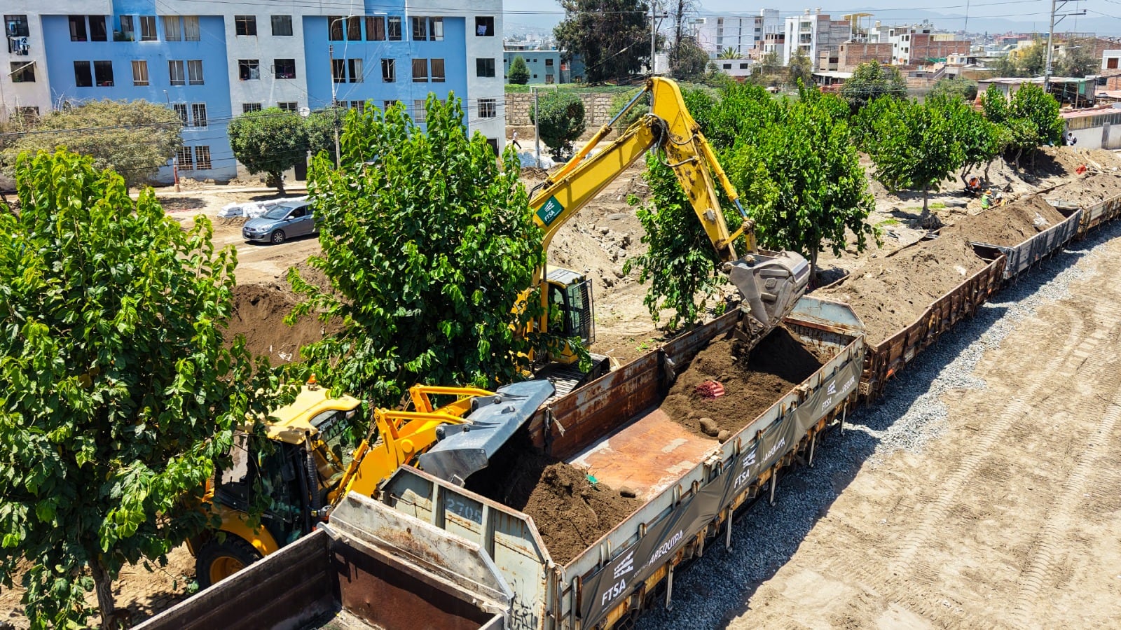 La vía mistiana presenta características de trocha carrozable, por lo que se vienen ejecutando acciones de riego para reducir el polvo y mejorar las condiciones de transitabilidad. (Foto: MPA)