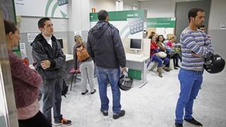 Desempleo en España cayó 2.24% en diciembre a 4.7 millones de personas