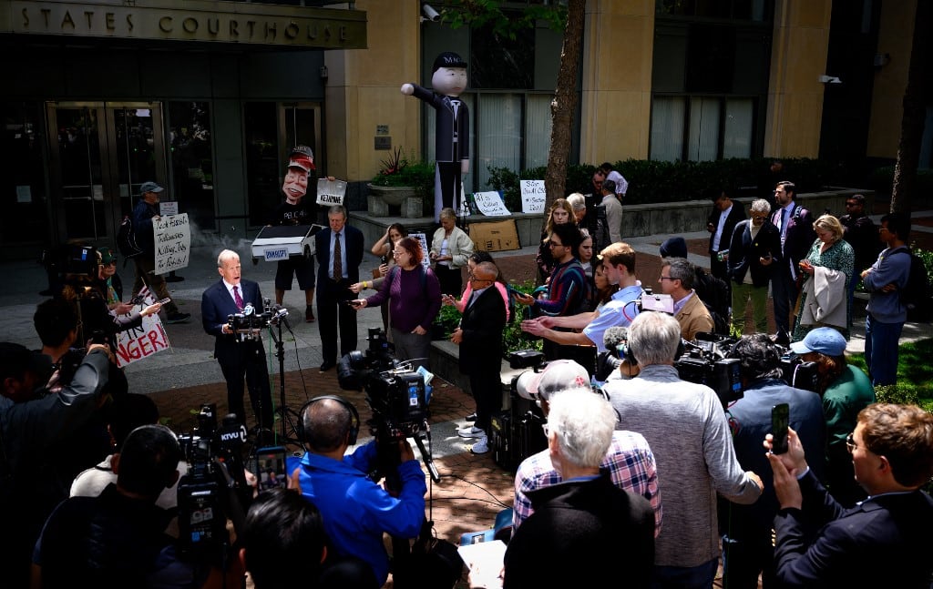 El abogado Marc Toberoff, representante de Elon Musk, habla durante una conferencia de prensa frente al tribunal federal en el marco del juicio por su demanda contra OpenAI en Oakland, California, el 12 de mayo de 2026. Musk, fundador de Tesla y SpaceX, alega que Altman y el cofundador Greg Brockman malversaron sus donaciones de US$ 38 millones cuando OpenAI abandonó su misión filantrópica y sin fines de lucro original para convertirse en el gigante con fines de lucro detrás de ChatGPT. (Foto de JOSH EDELSON / AFP)