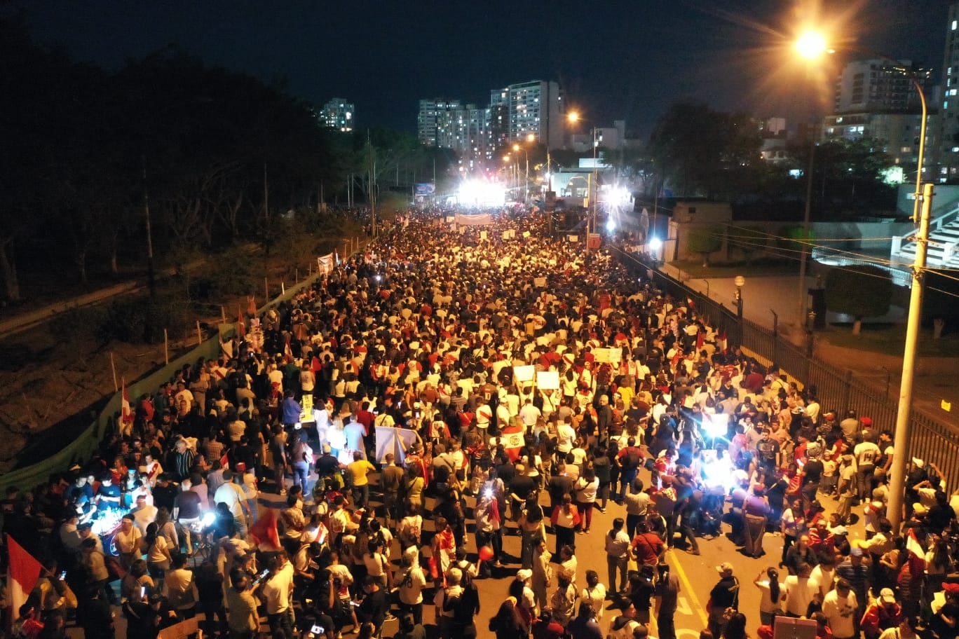Cientos de personas se concentran en la Avenida de La Peruanidad en el Campo de Marte de Jesús María, para protestar contra el jefe de la ONPE Piero Corvetto y el presunto fraude reclamado por el partido de Renovación Popular.
Fotos: Julio Reaño/@photo.gec