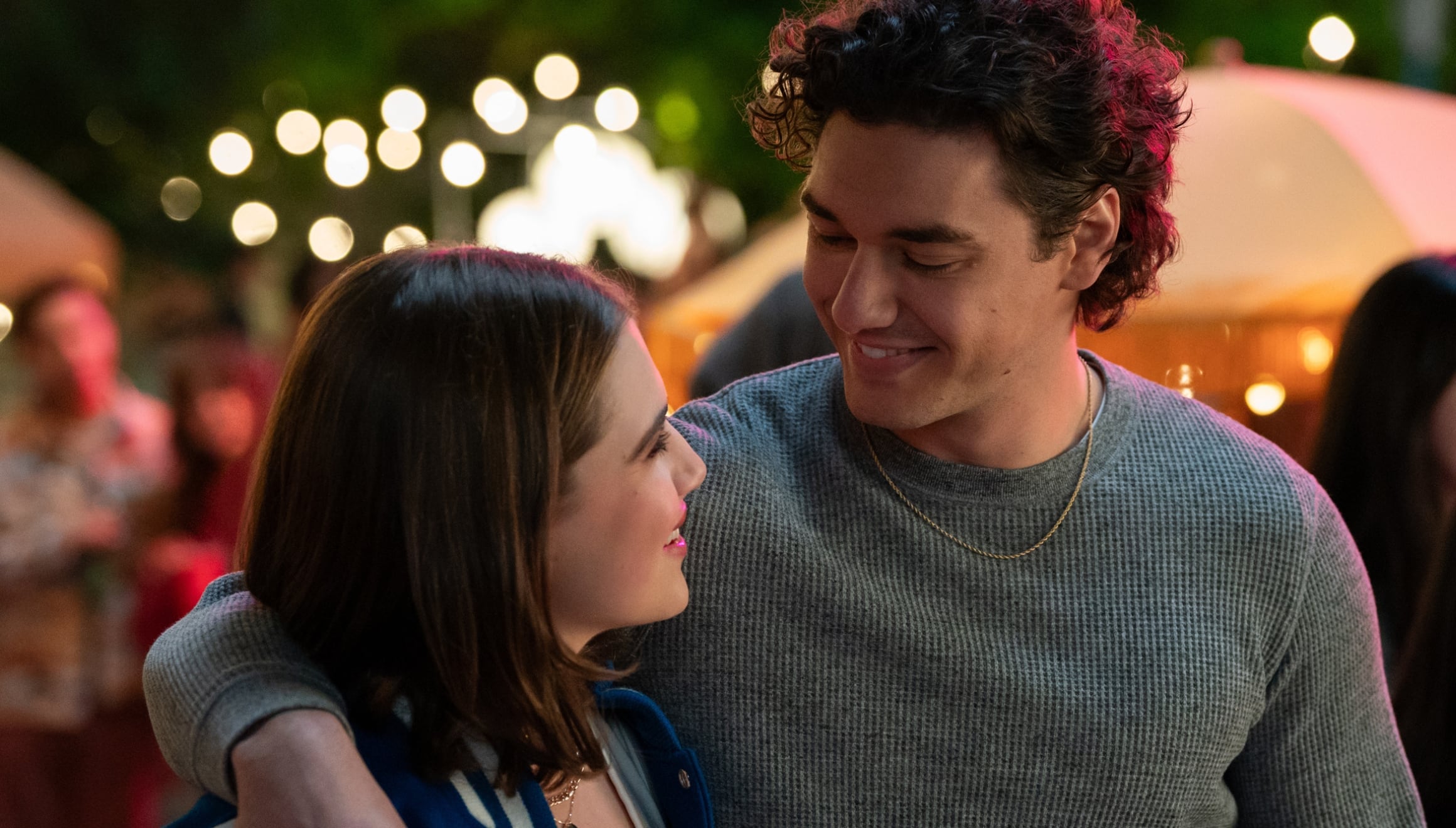 En la serie "Off Campus", la actriz Ella Bright asume el rol de Hannah Wells, mientras que el actor Belmont Cameli le da vida a Garrett Graham (Foto: Amazon MGM Studios)