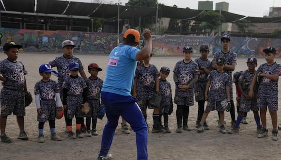 Franklin López, el entrenador venezolano de Astros, una de las cinco academias de béisbol integradas por niños migrantes que existen en Lima.  (Foto: AP)