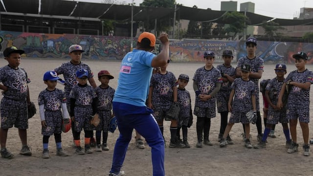 El béisbol, casi desconocido en Perú, se convierte en refugio de niños venezolanos