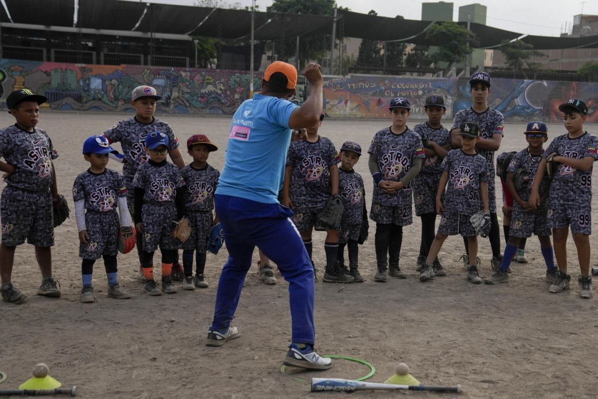 Franklin López, el entrenador venezolano de Astros, una de las cinco academias de béisbol integradas por niños migrantes que existen en Lima. (Foto: AP)