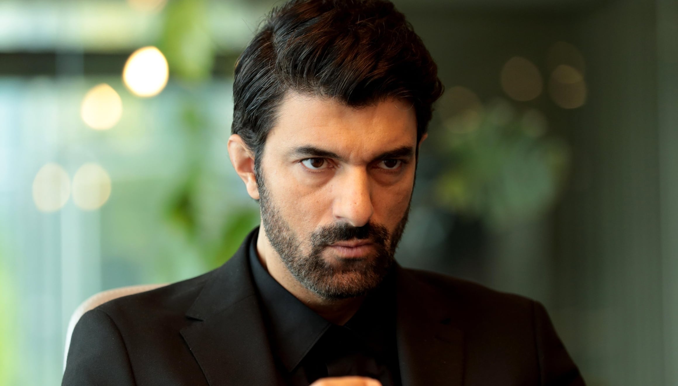 Engin Akyürek como Osman Bulut en la serie turca "Amor y riqueza" (Foto: Netflix)