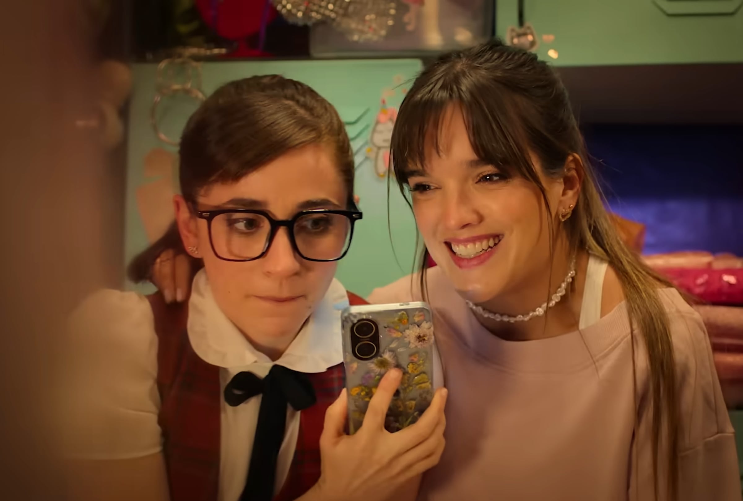 Carolina Kopelioff como Nina Simonetti y Malena Ratner como Delfina Alzamendi en una escena de la serie "Soy Luna: Volver a rodar" (Foto: Metrovisión Producciones / Disney+)
