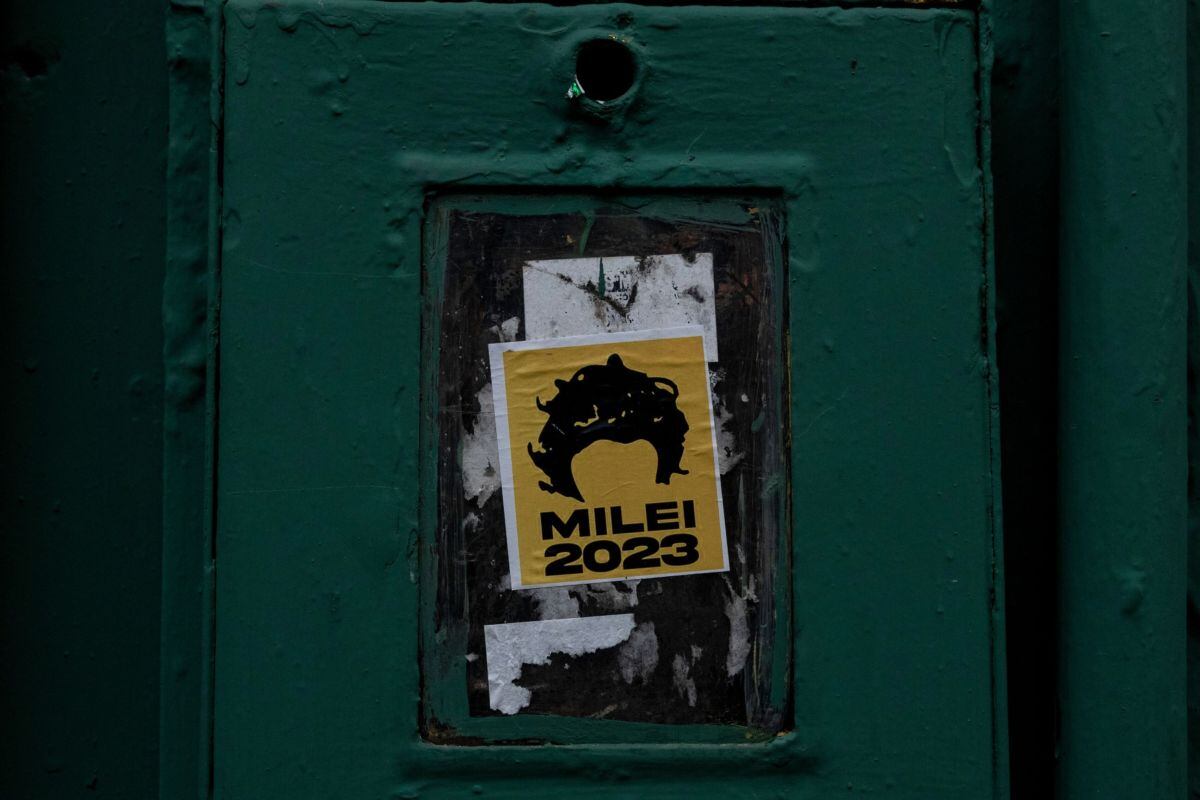 Una pegatina en apoyo del candidato presidencial Javier Milei en Buenos Aires, Argentina, el lunes 23 de octubre de 2023. Fotógrafo: Anita Pouchard Serra/Bloomberg