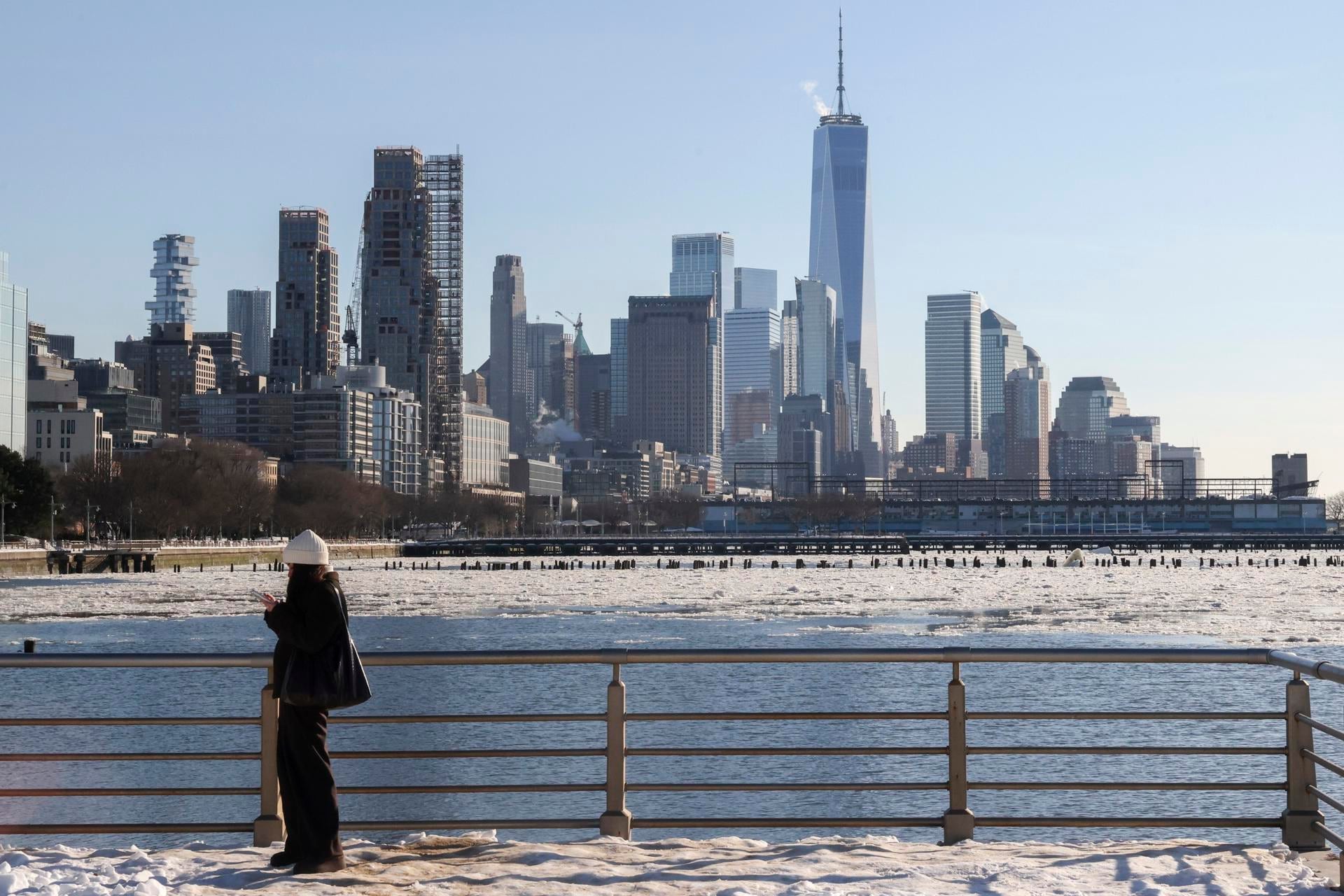 La ola de frío dejó víctimas fatales y obligó a varias ciudades a activar refugios y emergencias climáticas. (Foto: EFE / EPA / SARAH YENESEL)