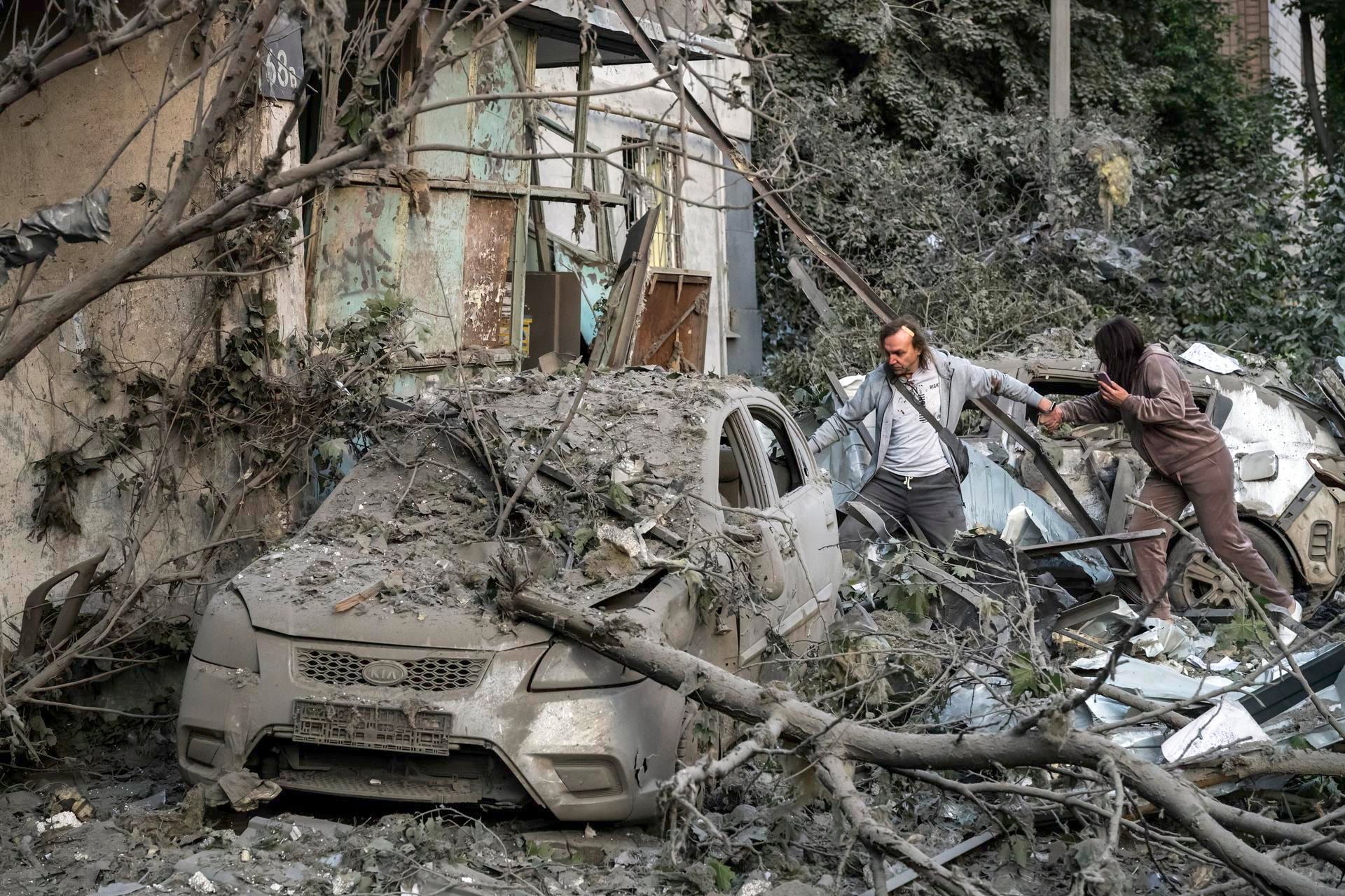 Personas intentan llegar a sus apartamentos en el lugar de un ataque ruso contra una zona residencial en Kiev, Ucrania, el 2 de junio de 2026, en medio de la invasión rusa. (EFE/EPA/MAXYM MARUSENKO).